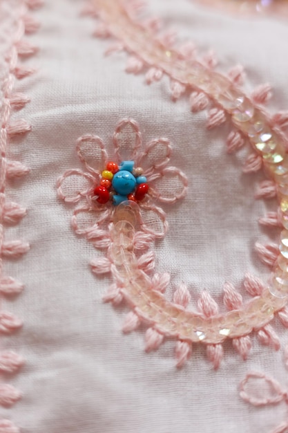 haftowany wzór na tkaninie